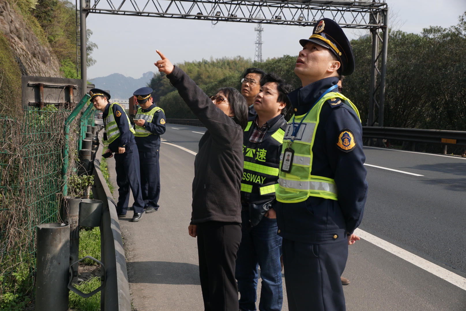 1 圖為檢查組對黃土嶺隧道溫向入口修復(fù)后的高邊坡進(jìn)行檢查3.JPEG